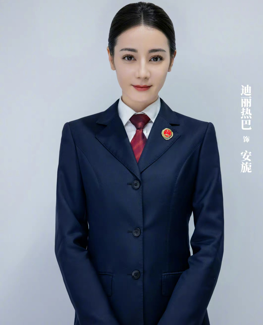 迪丽热巴七夕机场现身,网友:哪来的孤寡青蛙?