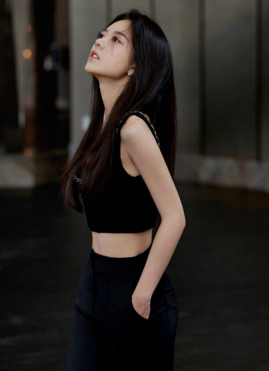 赵今麦纯黑造型化身冷面御女穿运动背心展现腰肢