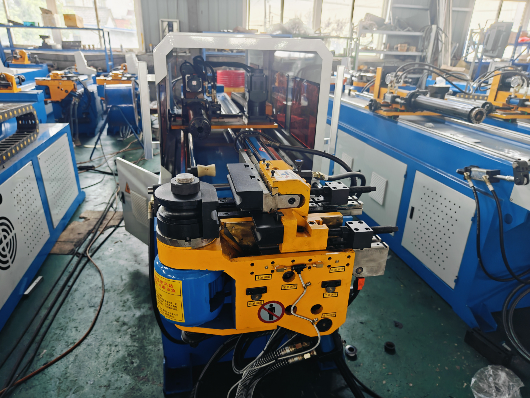 铝型材弯管机是一种专门用于弯曲铝型材的机械设备.