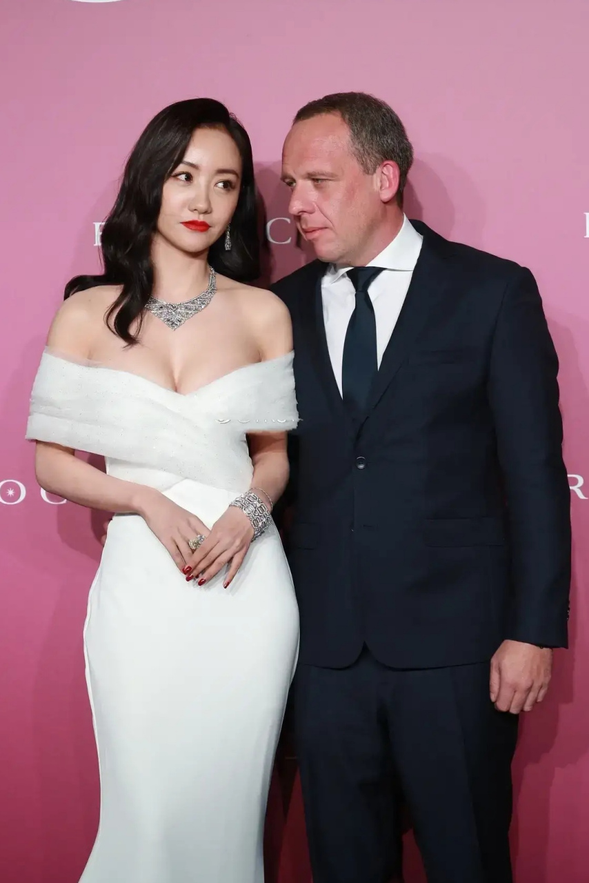 成熟美丽的杨蓉盛装出席活动,身材傲人,被老外偷瞄.