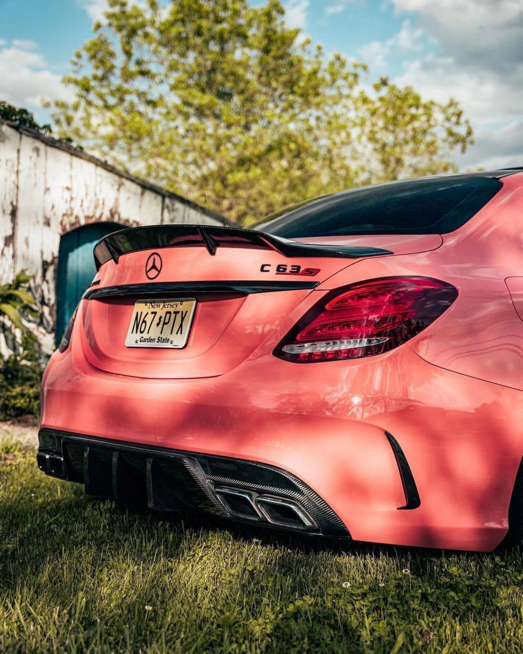 粉红色的奔驰c63s 这一代的v8堪称经典十足 476匹马力 后驱真的很难不