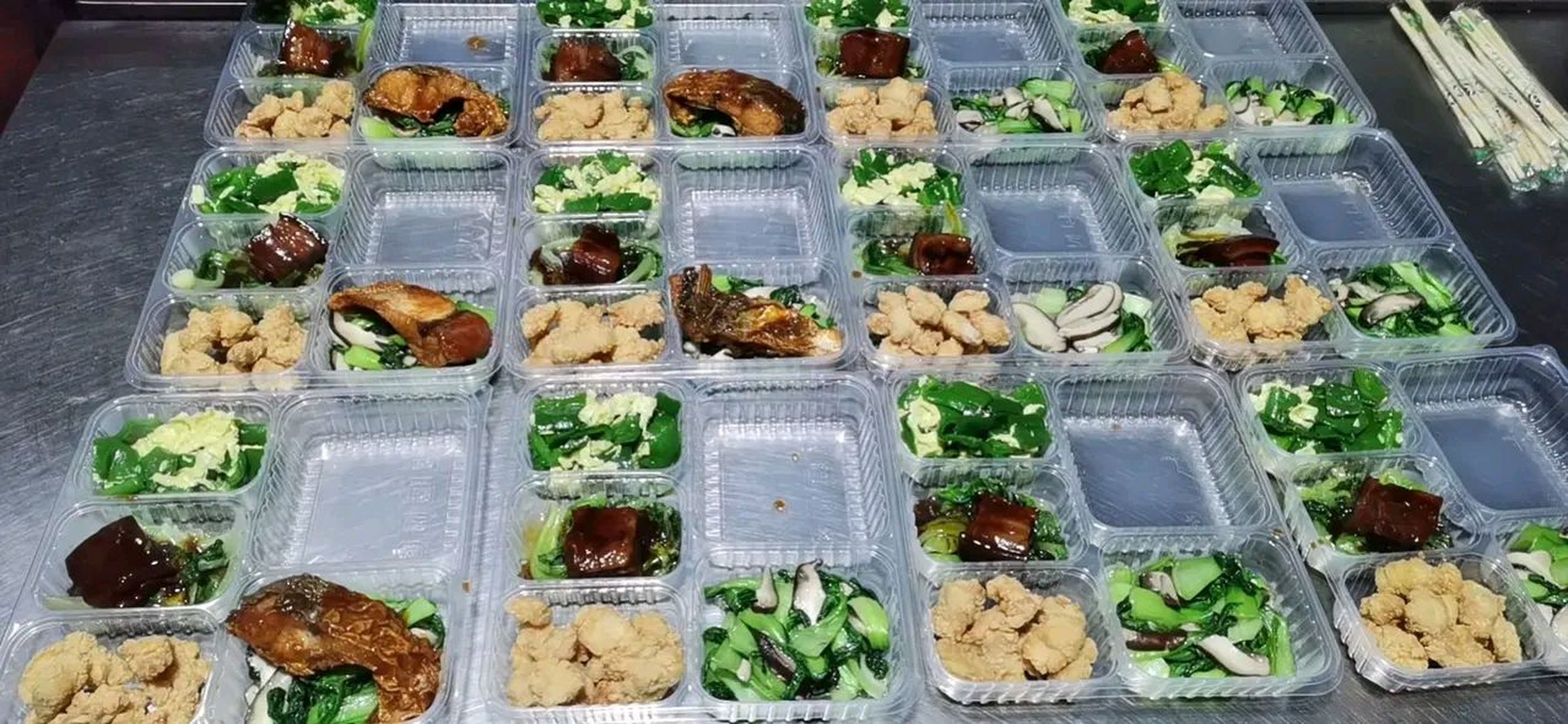 给同事们订的快餐盒饭! 看着饭店炒菜,装盒!