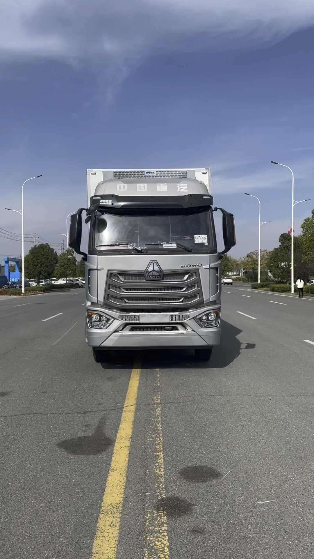 霸气侧漏外表,精致做工细节,就是这款重汽豪沃6米8冷藏车!