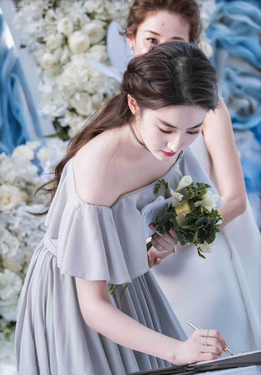 国庆假期参加婚礼,没想到伴娘竟是刘亦菲![doge][doge] 67