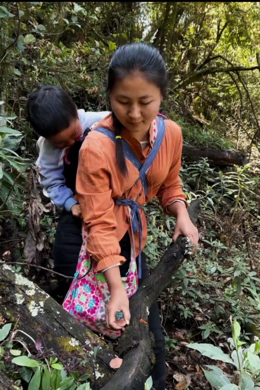 生活在山区的宝妈,带着孩子上山干活,太辛苦了.