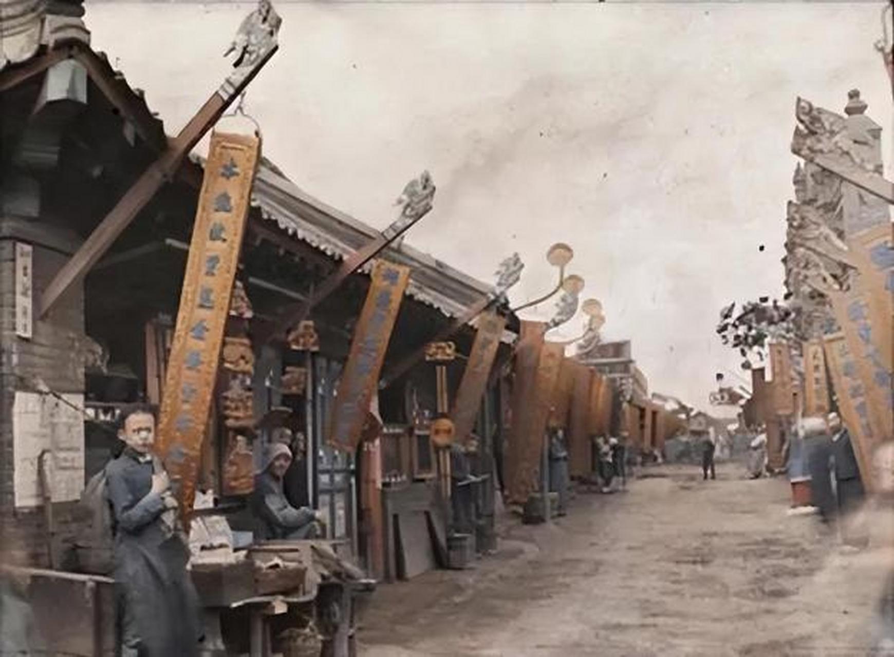 晚清时期沈阳街头的照片,可以看得出来,那个时候规划还是挺好的,而且