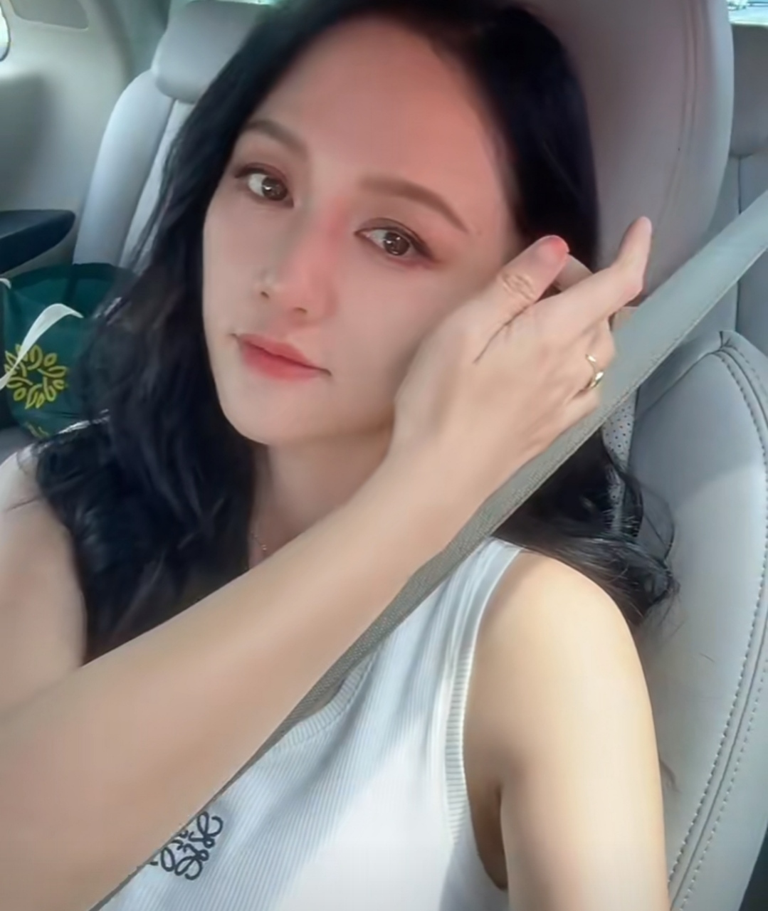 陈乔恩在剧组拍戏,开工晒自拍一脸没睡醒的样子,表情有点呆萌.