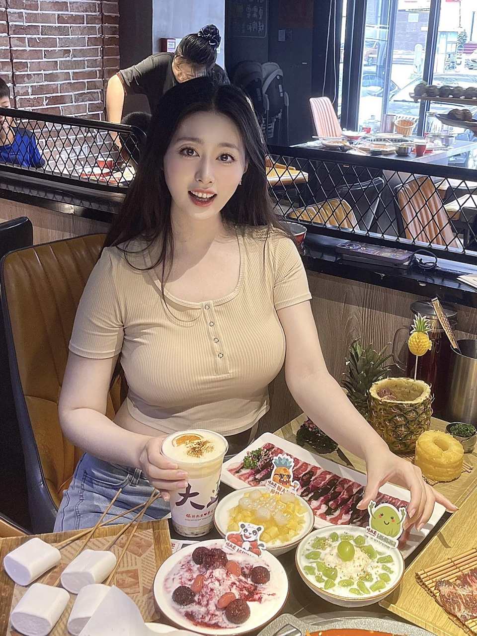 微胖的身材,珠圆玉润,楚楚动人,令人过目难忘.