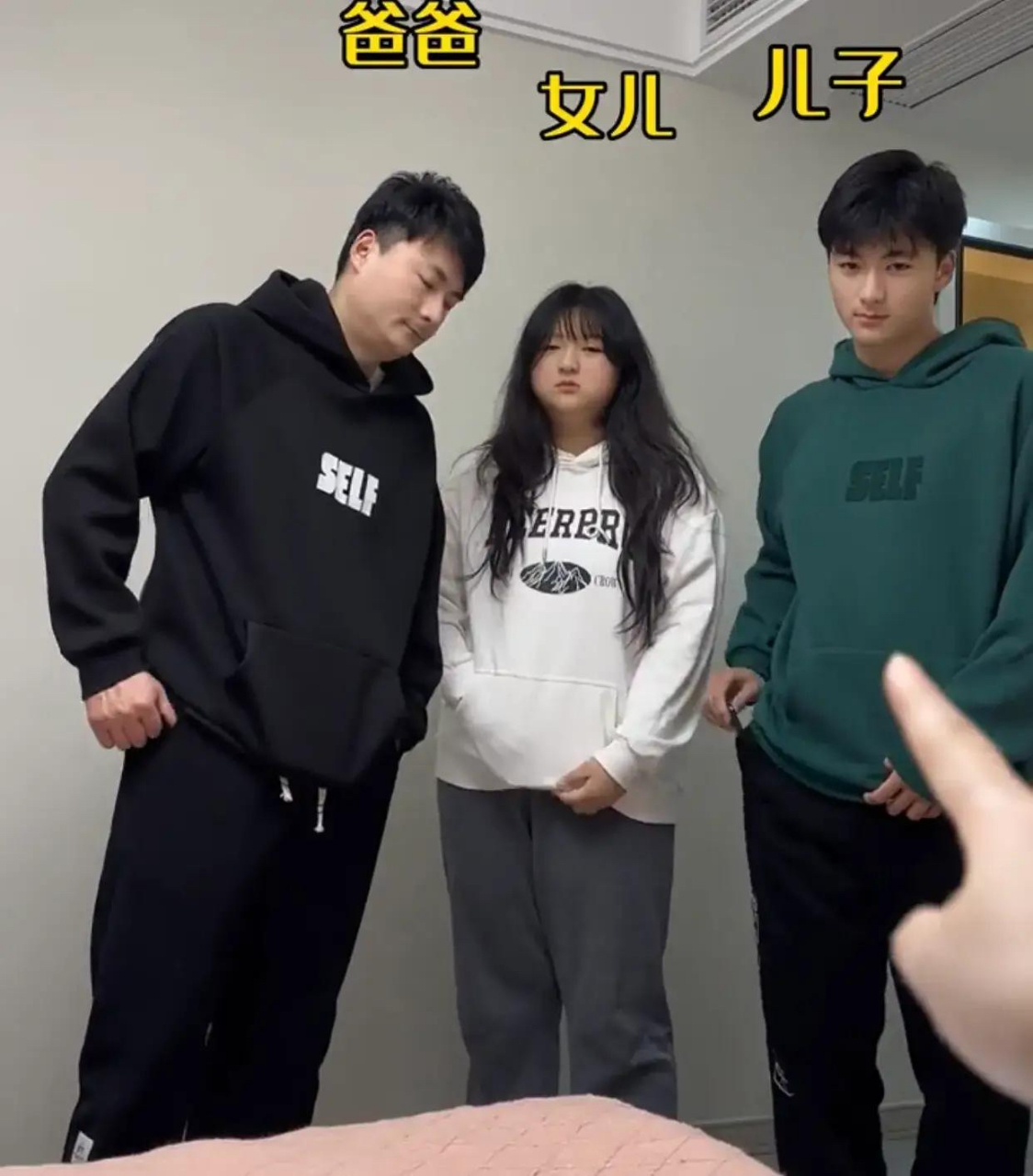 这一家三口长得太像了吧