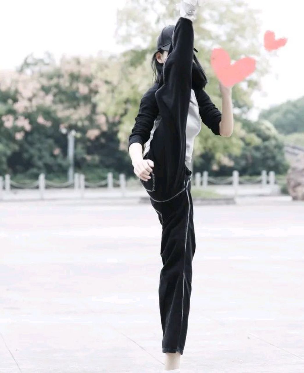 张予曦站着秀一字马.