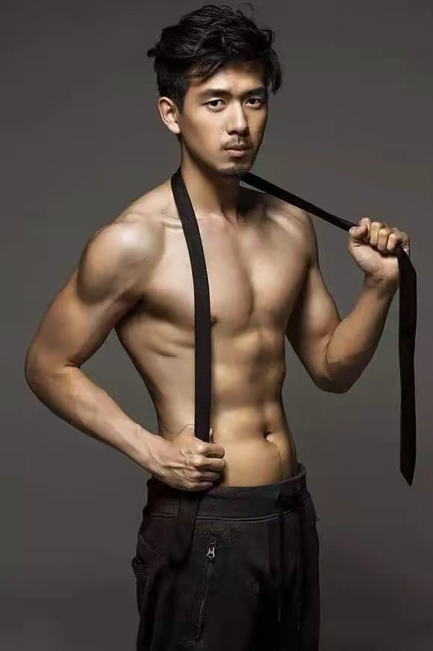 李现身材高大匀称,肌肉线条优美,让人无法抗拒的性感气息  李现是一位