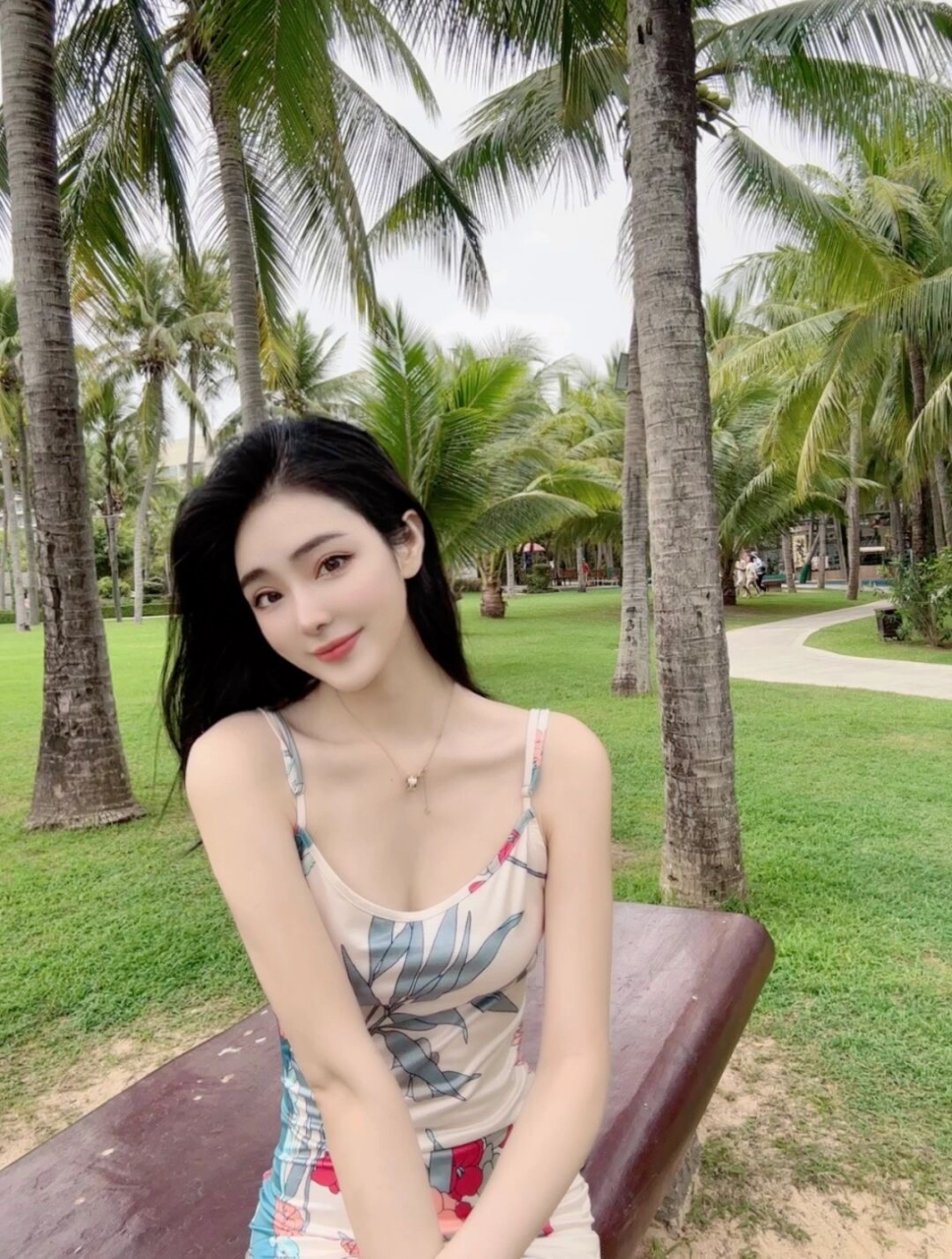 颜值小姐姐吊带连衣裙海边自拍,好美!