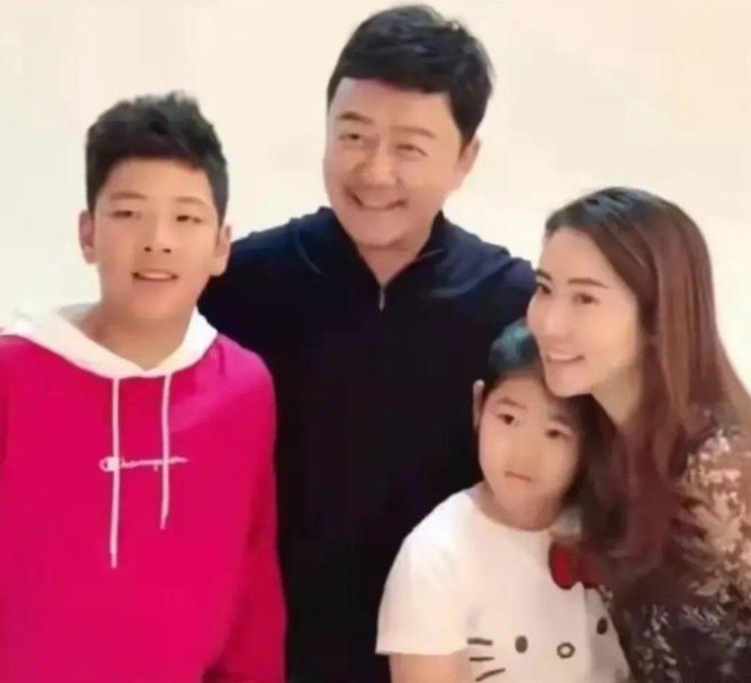 郭涛晒出儿子石头近照,为其庆祝15岁生日,石头身高引热议