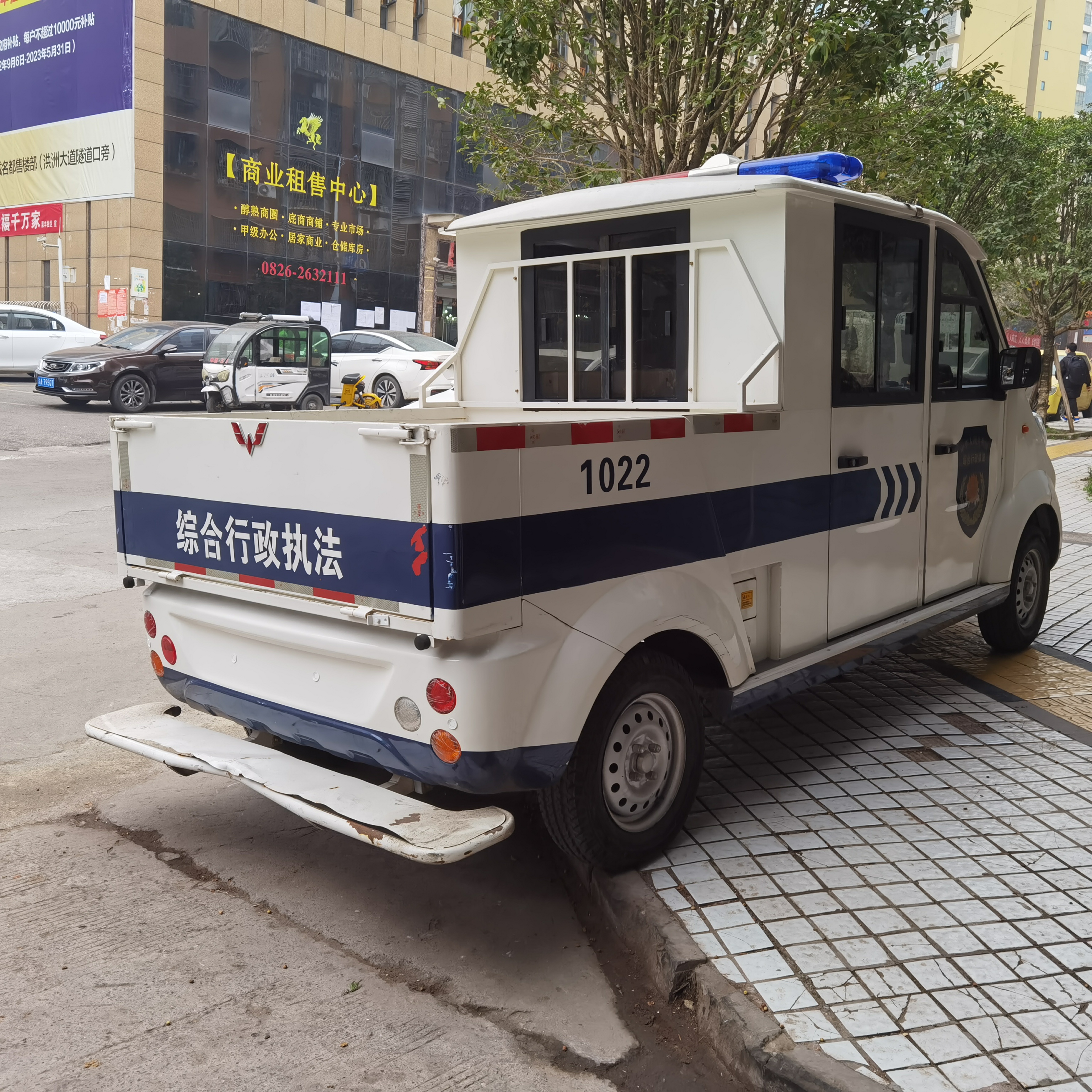 广安市无牌城管执法车乱停乱放谁来管?