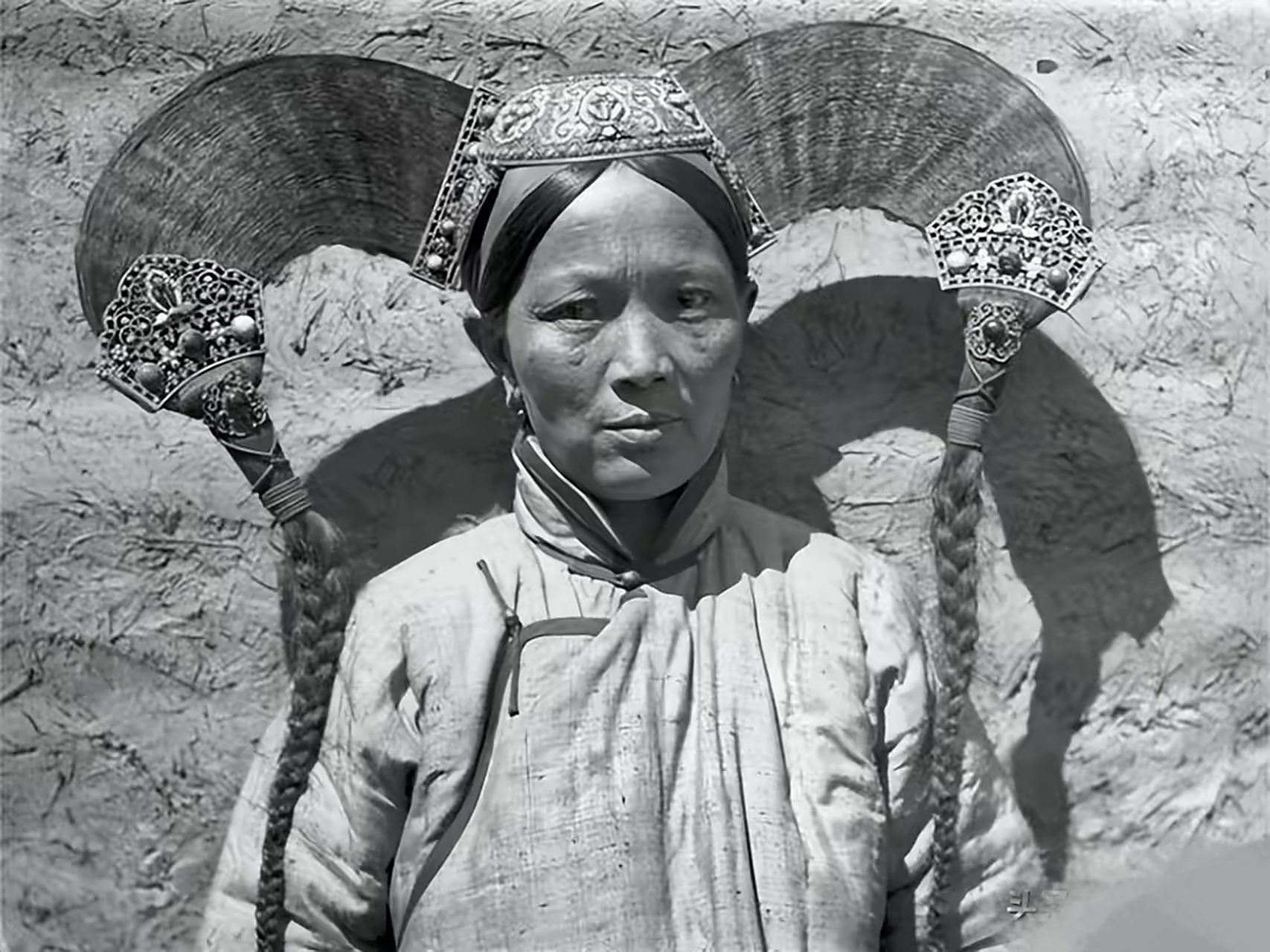 1919年,蒙古乌兰巴托,库伦城,一名蒙古族妇女,头戴一顶硕大的牛角形