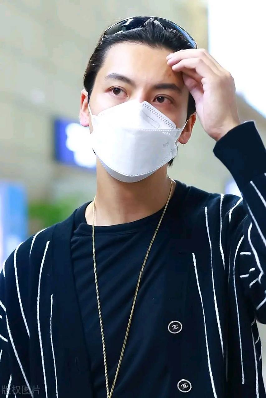 今天陈伟霆亮相北京机场,他这次搭配的非常有型,看上去像个帅气的大