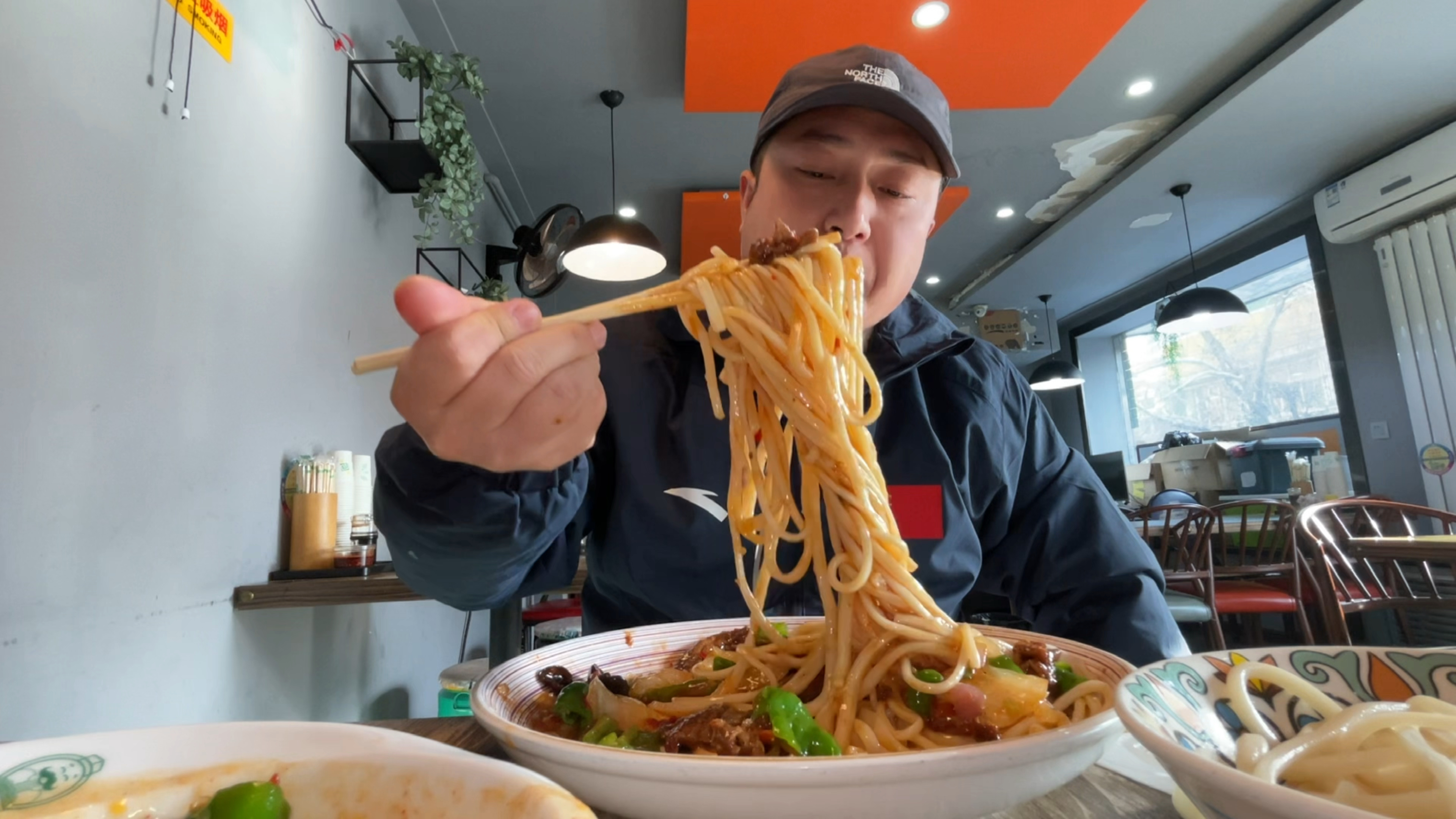 大寨沟歹歹的加个面,过油肉拌面,面条劲道爽滑,一口蒜一口面