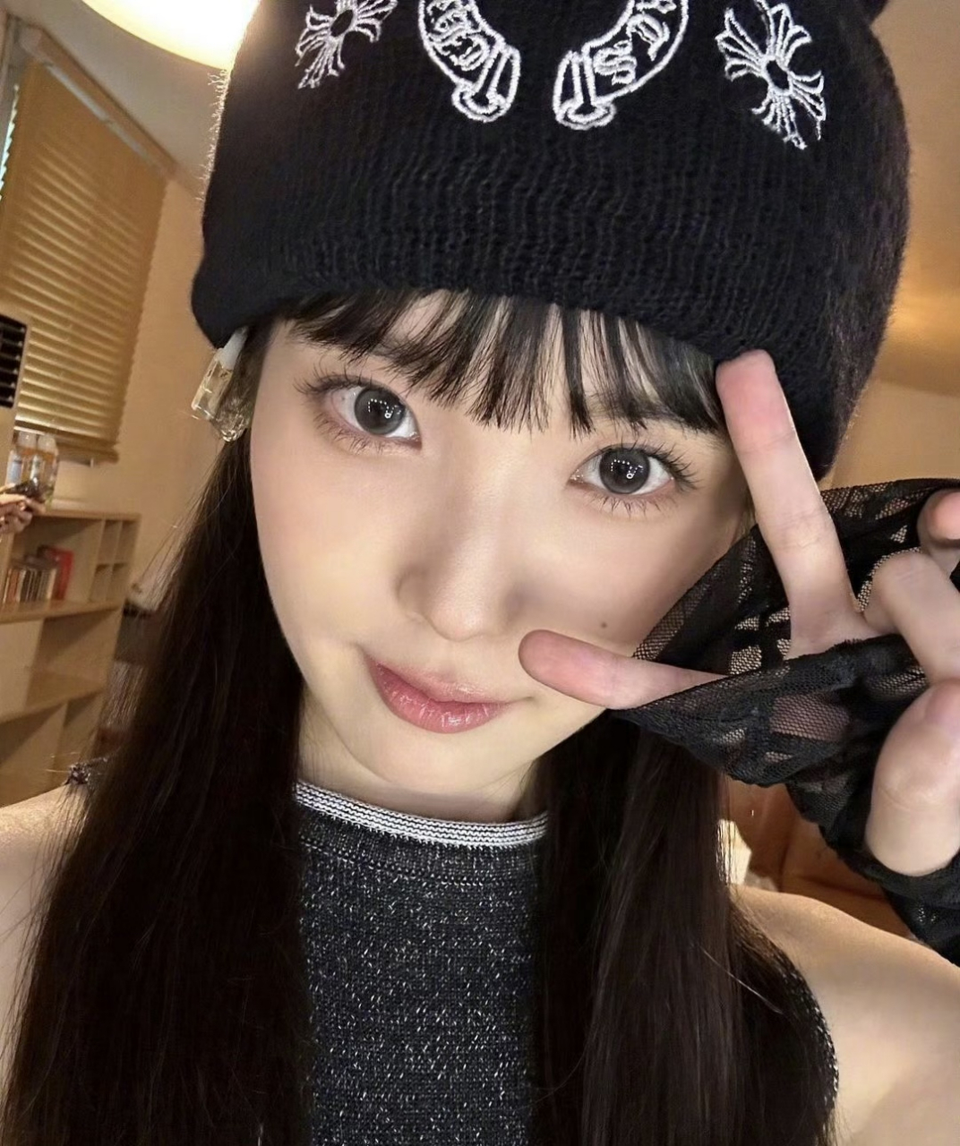 iu毛线帽齐刘海# iu毛线帽齐刘海,戴美瞳也好好看啊,漂亮又帅频的