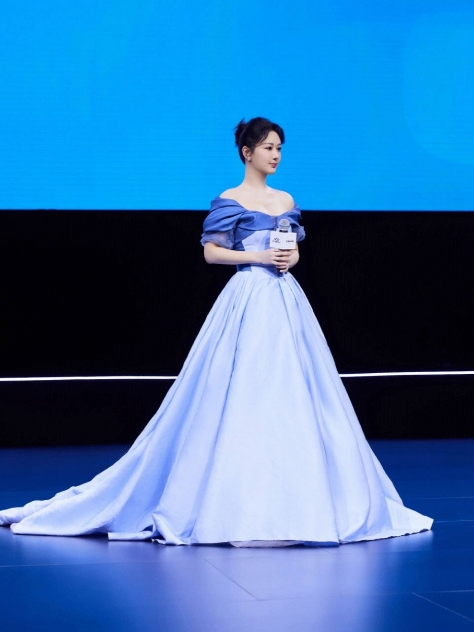 杨紫的造型真的是万年不变,永远都是丸子头和花苞裙的组合,这一次选择