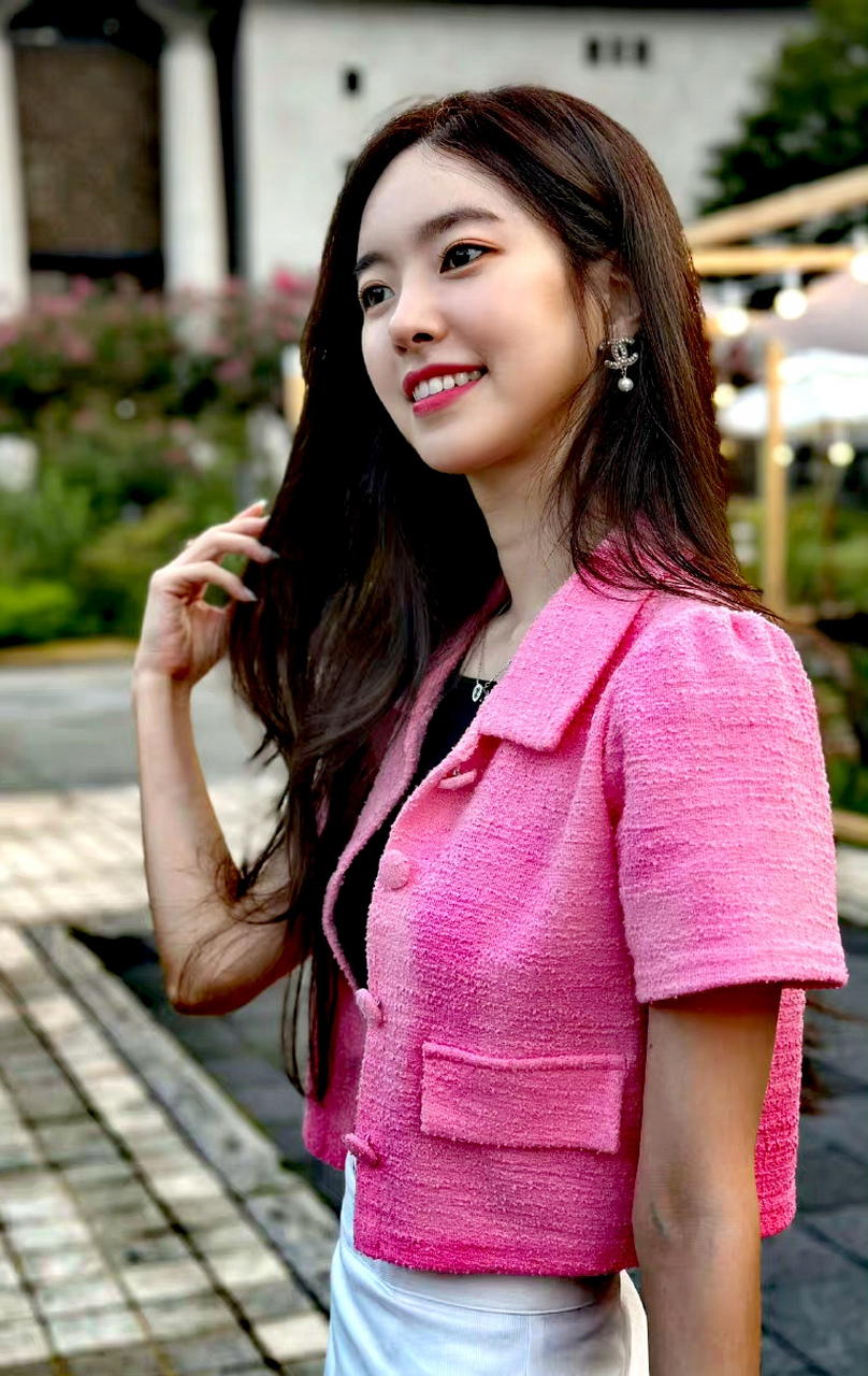 韩国演员陈世妍,粉色外套,可爱模样,你有没有被甜倒?#陈世妍