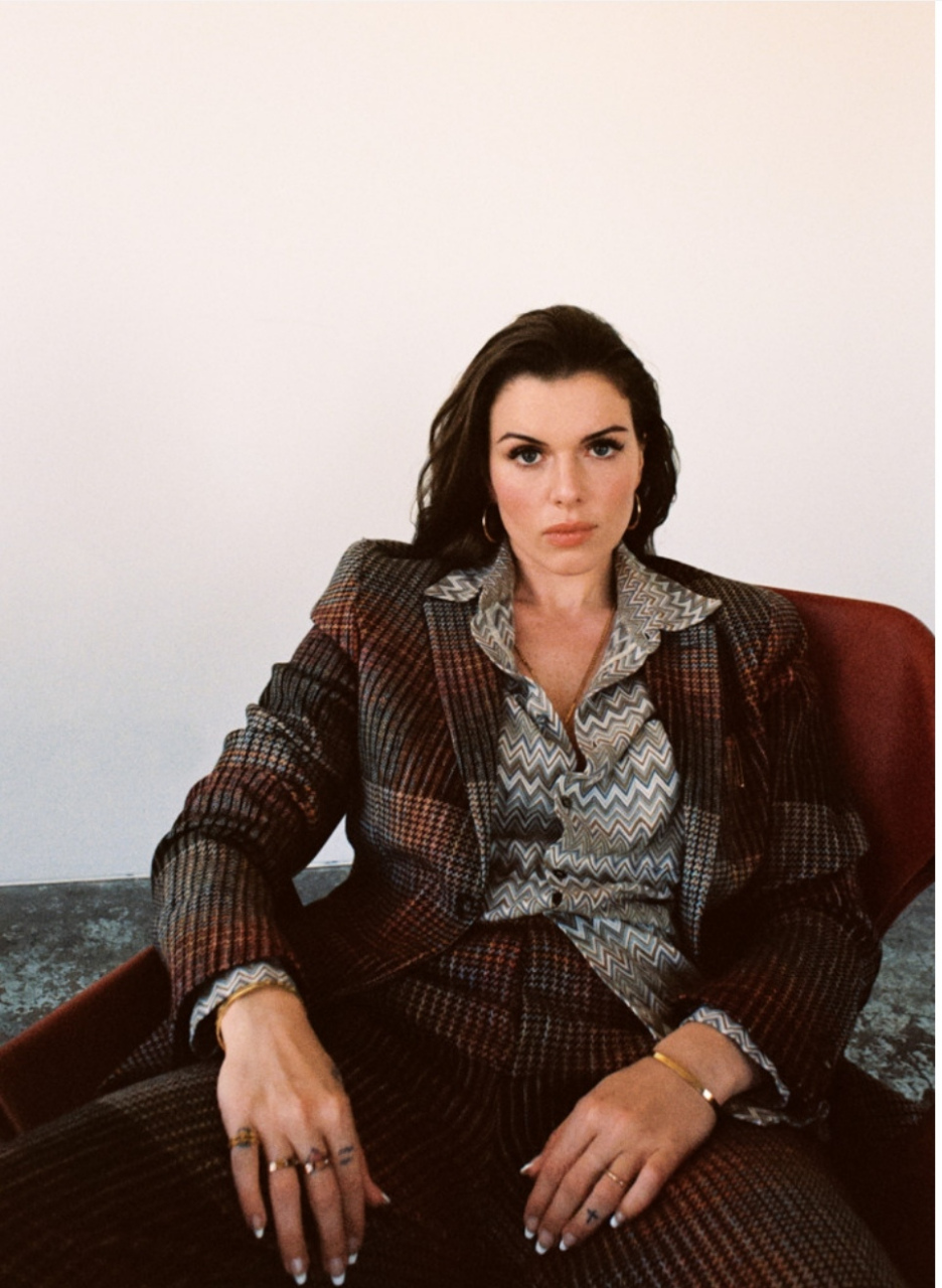 意大利模特茱莉娅·福克斯(julia fox)(c).