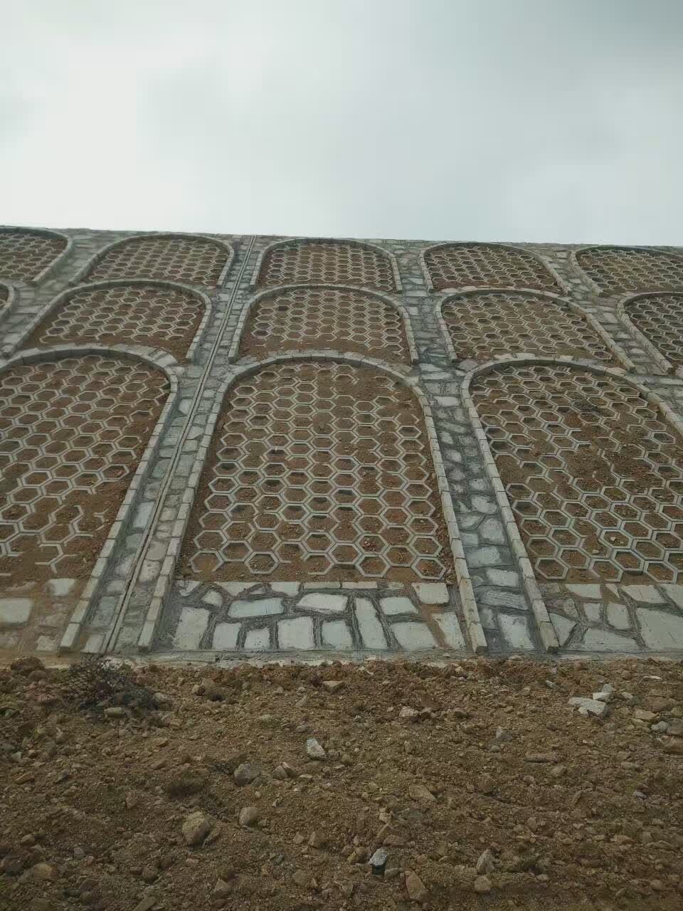 拱形骨架护坡模具# 拱形骨架模板,顾名思义,是一种用于制作拱形结构