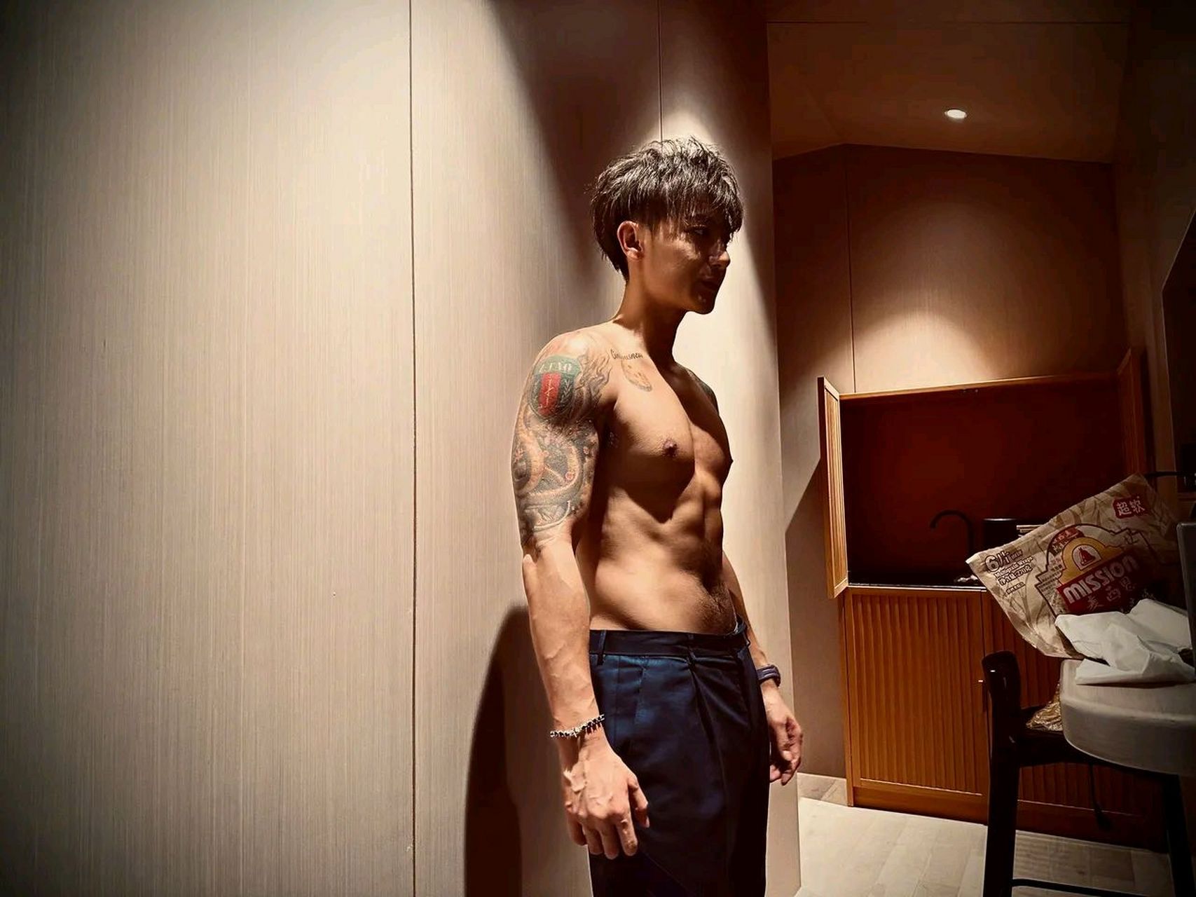 黄子韬晒照营业