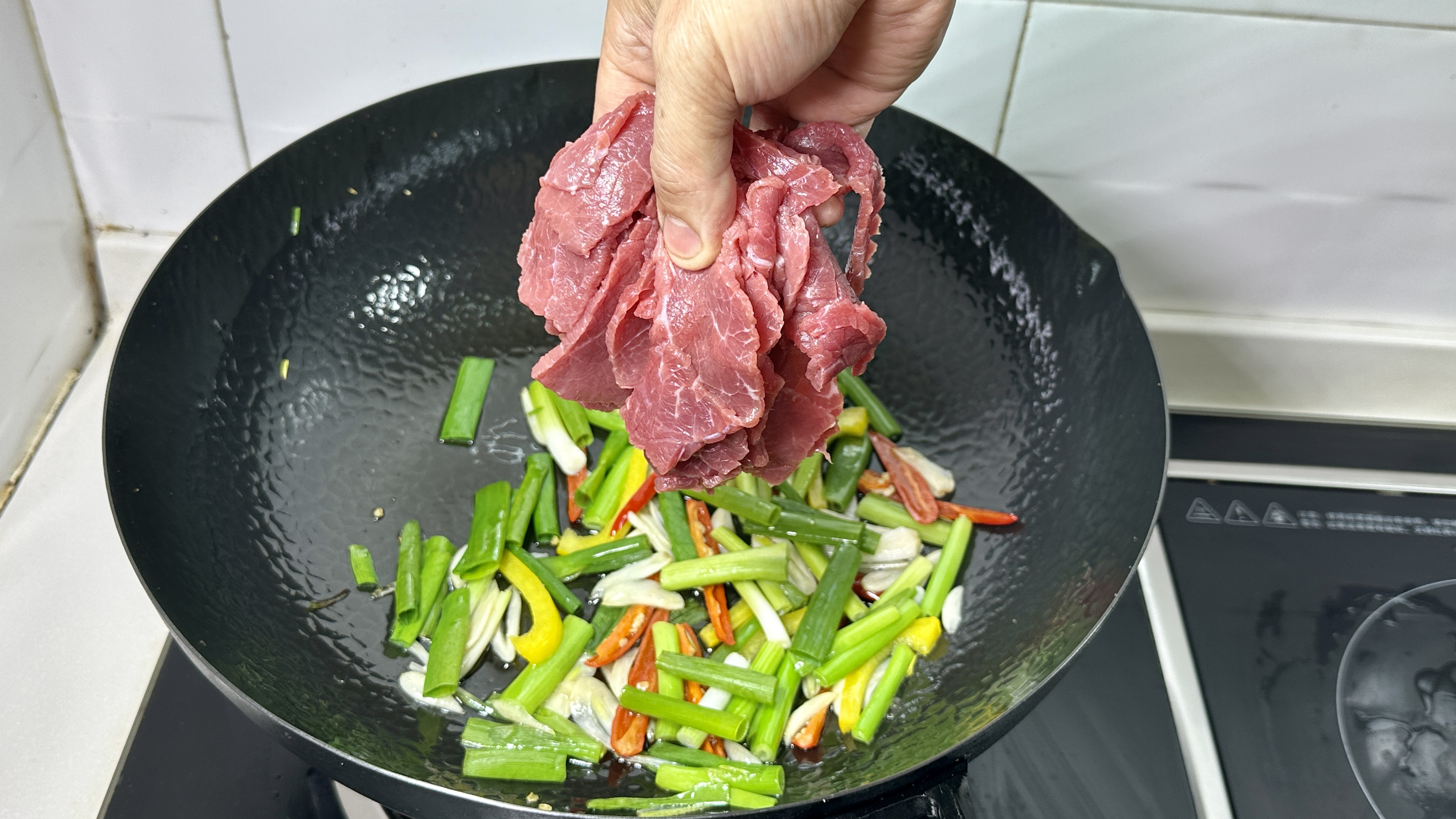 牛肉买回来就这样炒,鲜香味美鲜嫩爽滑,做法简单还好吃