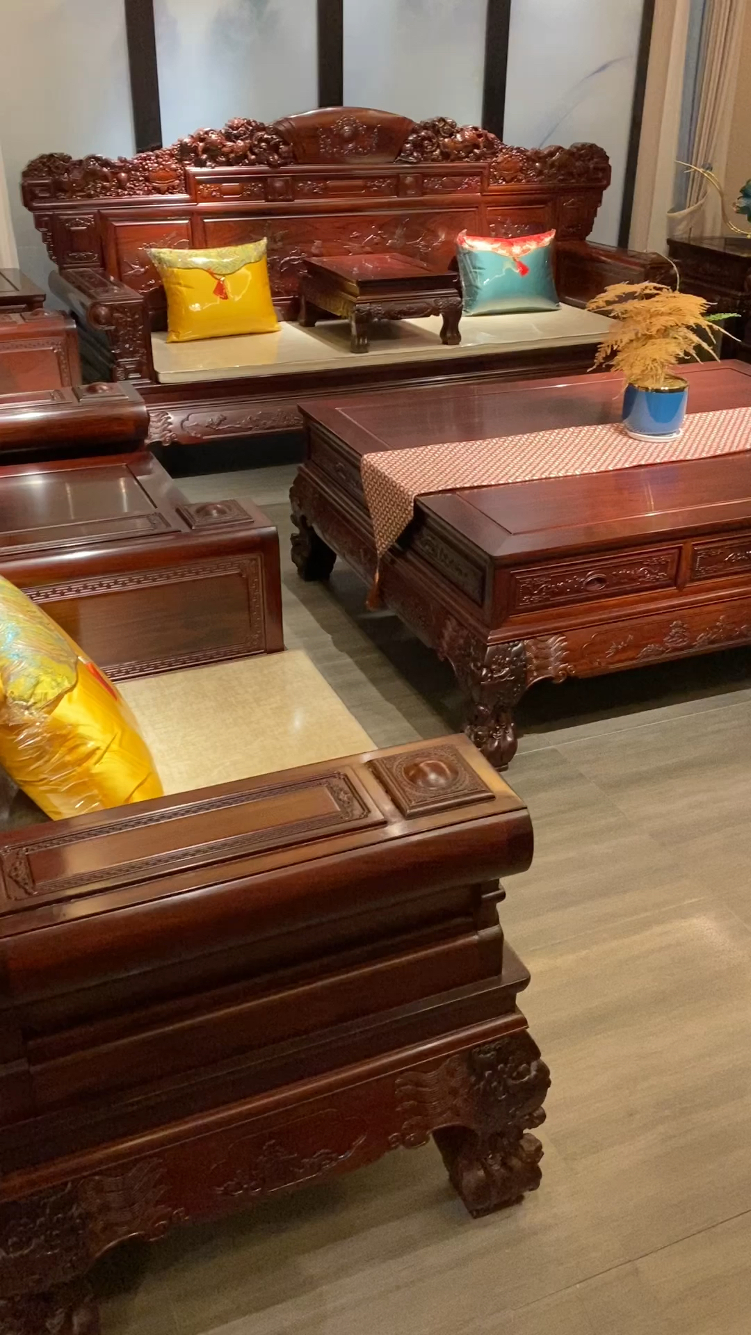 阔叶黄檀打造的九五至尊沙发,大气稳重,适合农村自建房使用!-度小视