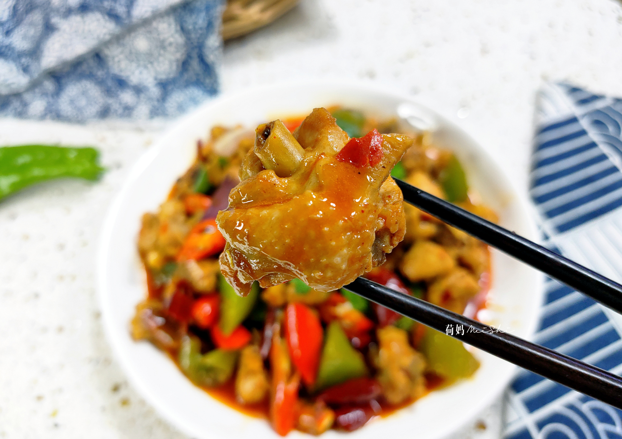 青笋烧鸡最好吃的做法,香辣入味,下酒又下饭,端上桌一盘不够吃