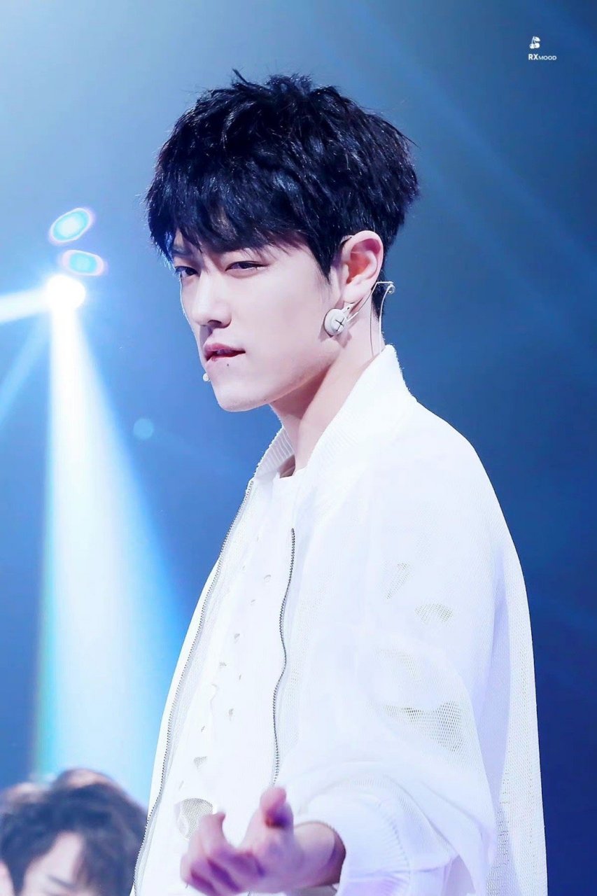 这眼神好拽,痞帅风～ #百闻不如一见是肖战