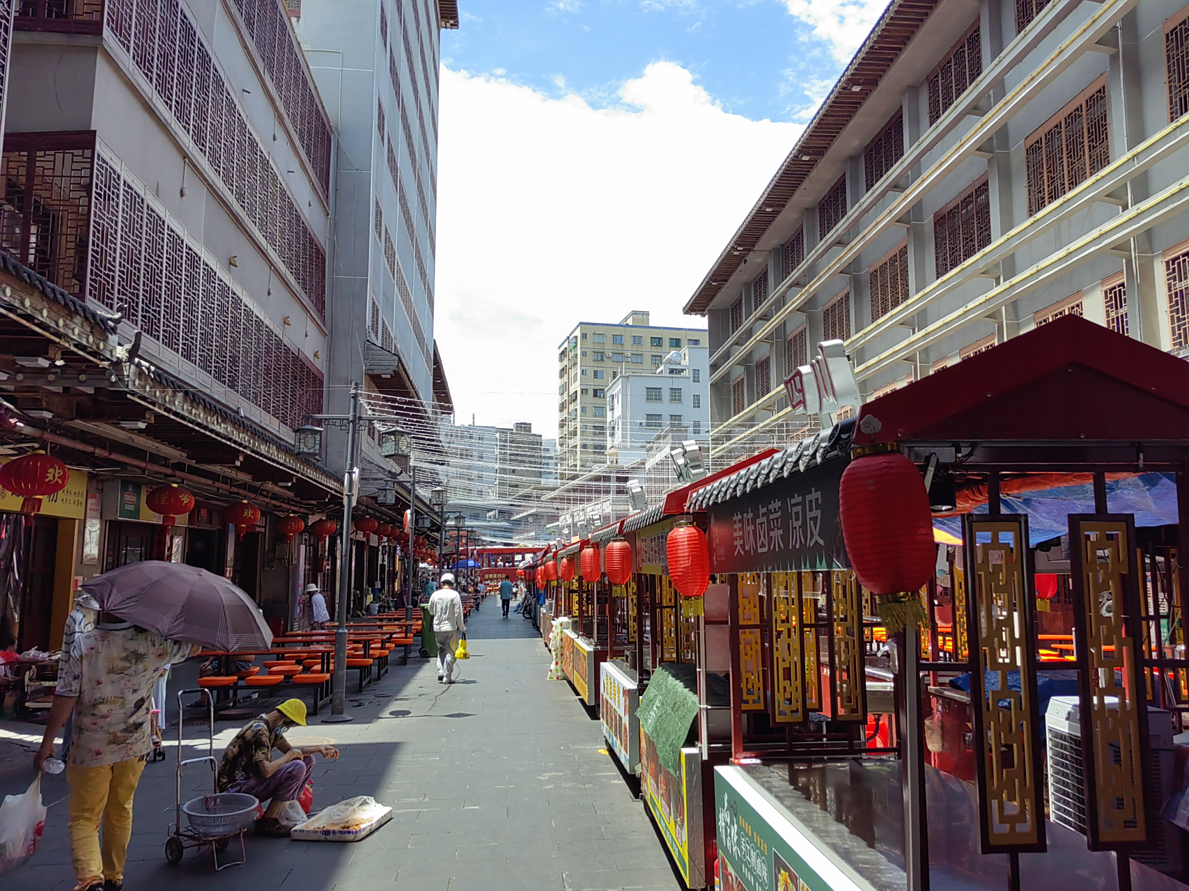 海口府城忠介路步行街随拍.哈尔滨人旅居海南东方,周末高铁游海口.