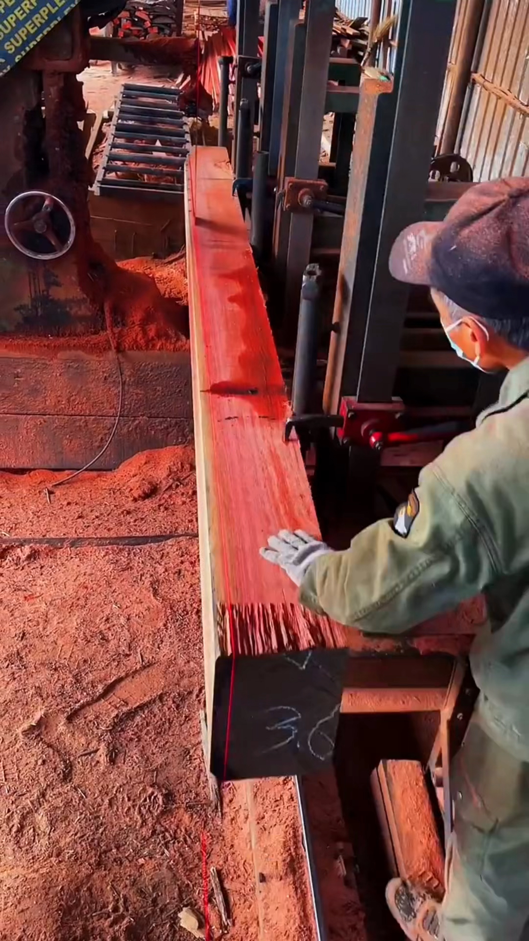 红木家具原木开料制作板材,每一步都需要精确测量!-度小视