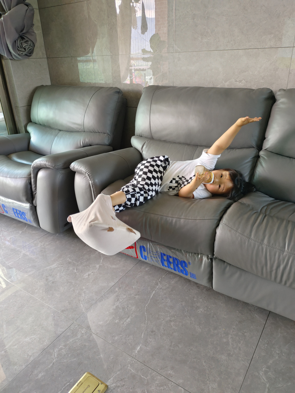 今天是礼拜天.三岁宝宝潇洒的一天.我给你曝光一下.让你妈妈看到.