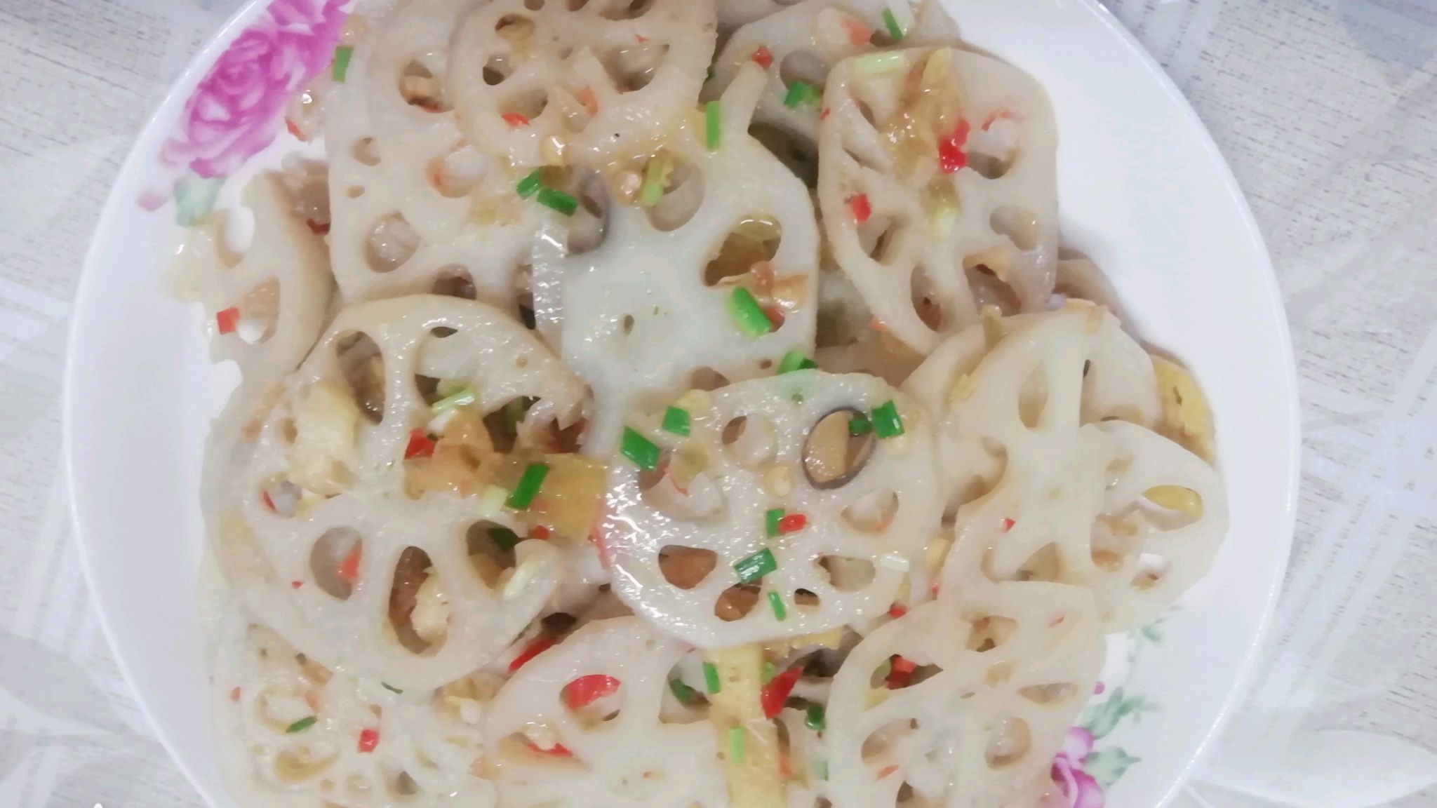 家常素菜清炒藕片,口感清脆,微甜微辣真好吃!
