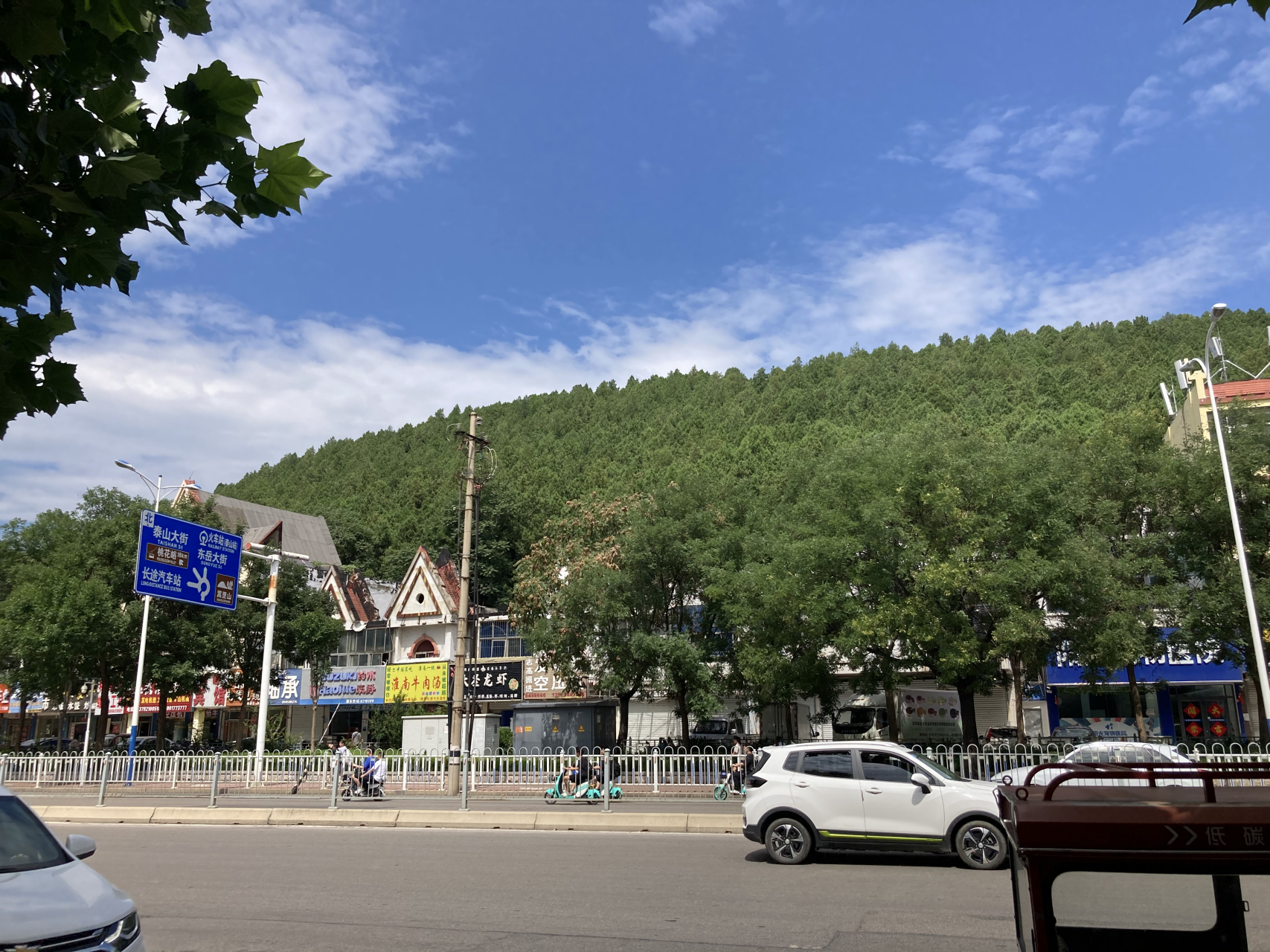 泰安蒿里山(社首山已经炸毁,蒿里山一片狼藉)