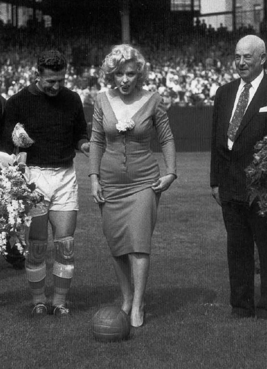 历史老照片,1959年,美国著名影星玛丽莲梦露为美国和以色列的一场球赛