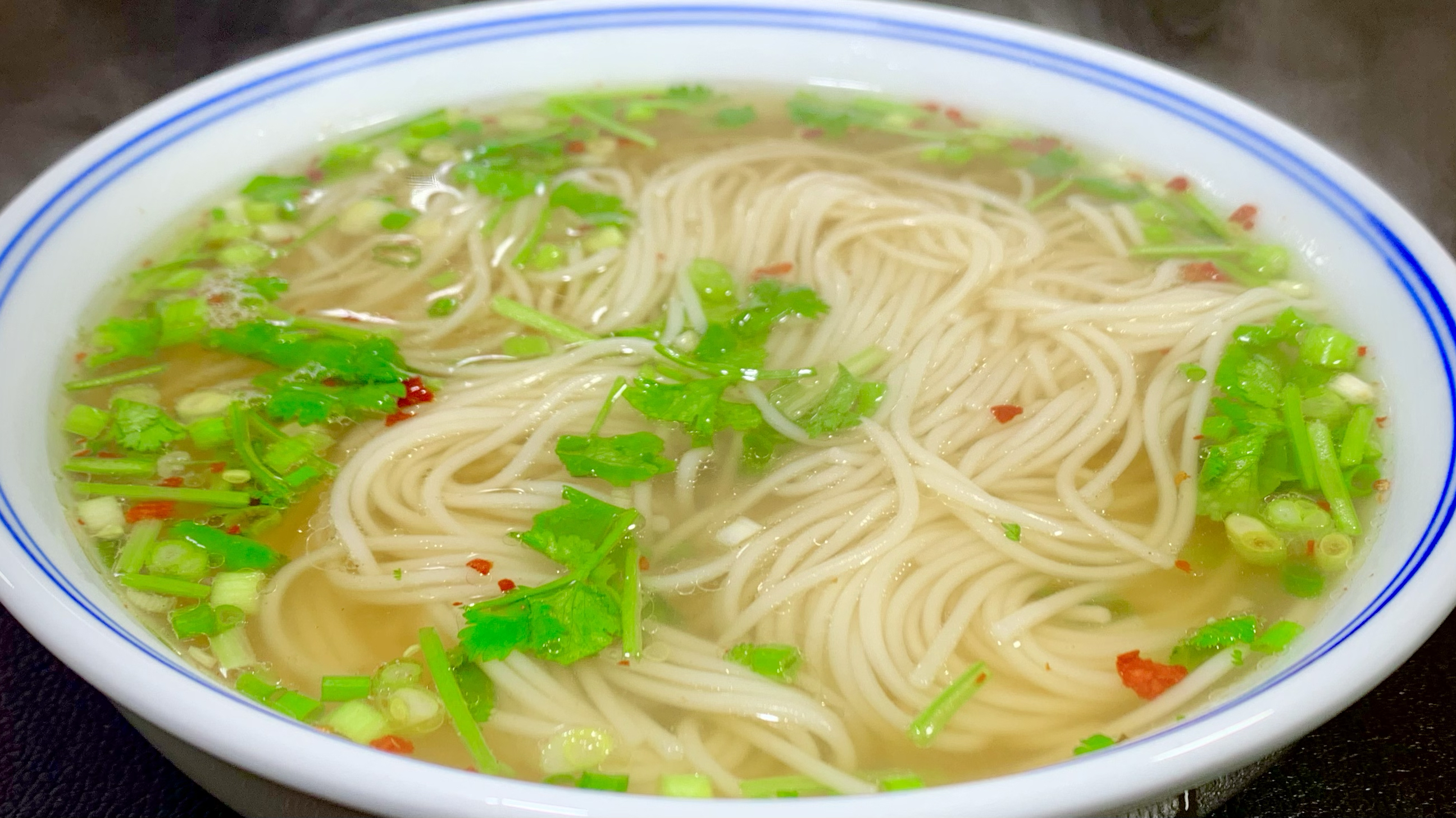清汤面要做最简单，我家每天吃都不腻，汤鲜味美，一大碗都不够吃