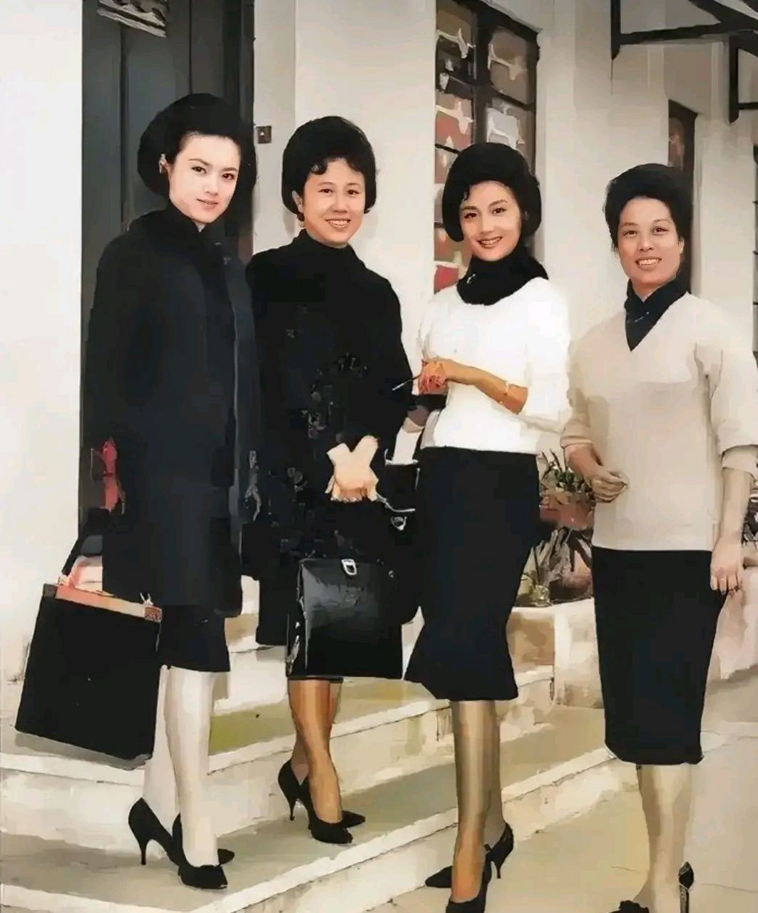 70年代,香港街头,夏梦和其他三位女演员,一张罕见的合影,镜头中的人