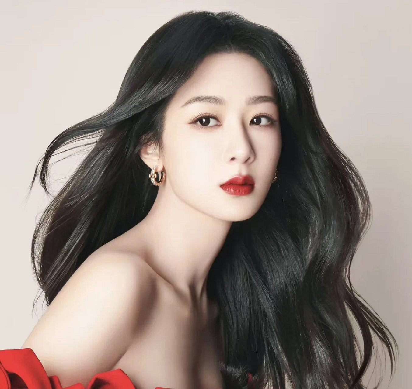 古力娜扎这阵子出圈的造型不少,杨紫团队就想把对方的造型师挖过来