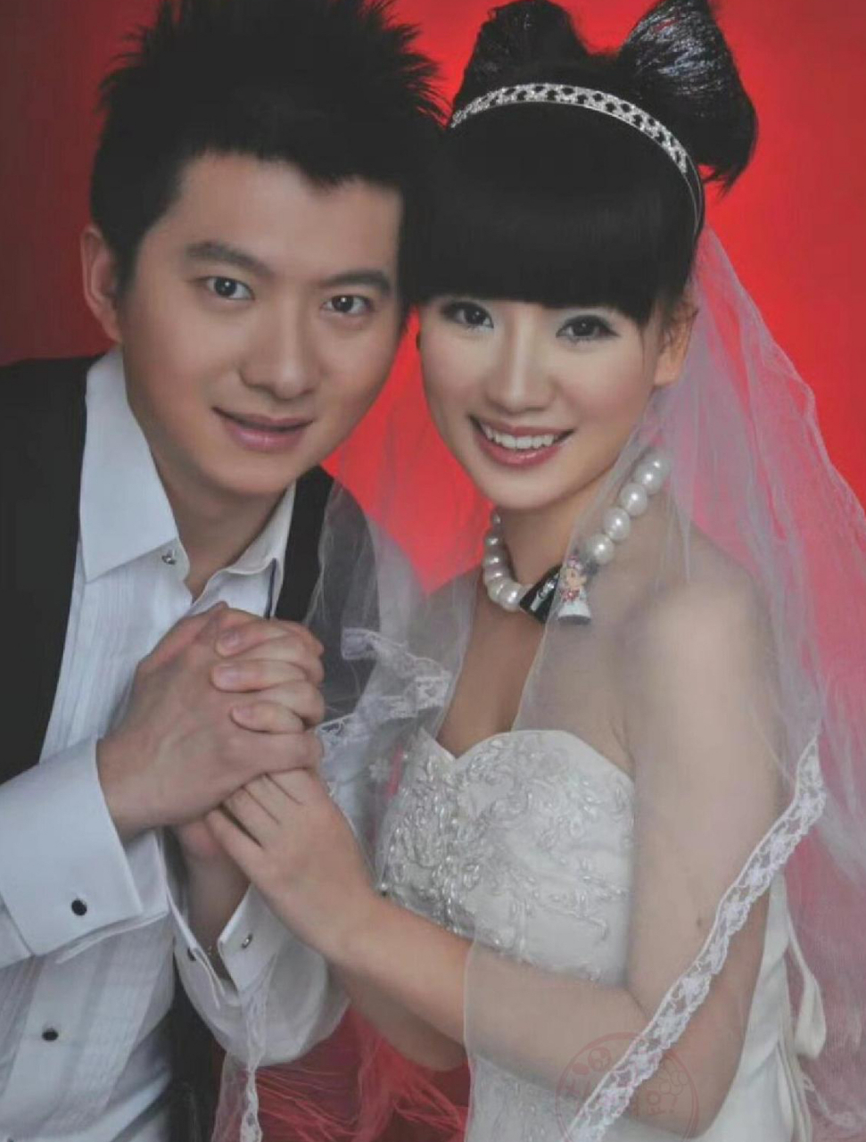 2010年,少儿频道《智慧树》的节目主持人"红果果"与"绿泡泡"的结婚照