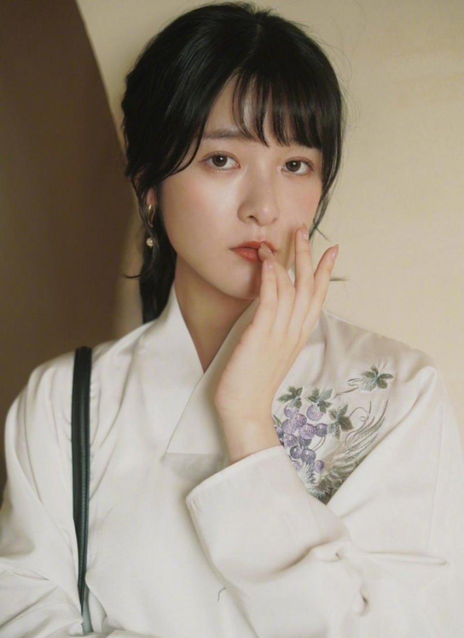 弘扬汉服之美,演员徐娇,身穿传统马面裙,参加大学毕业典礼.