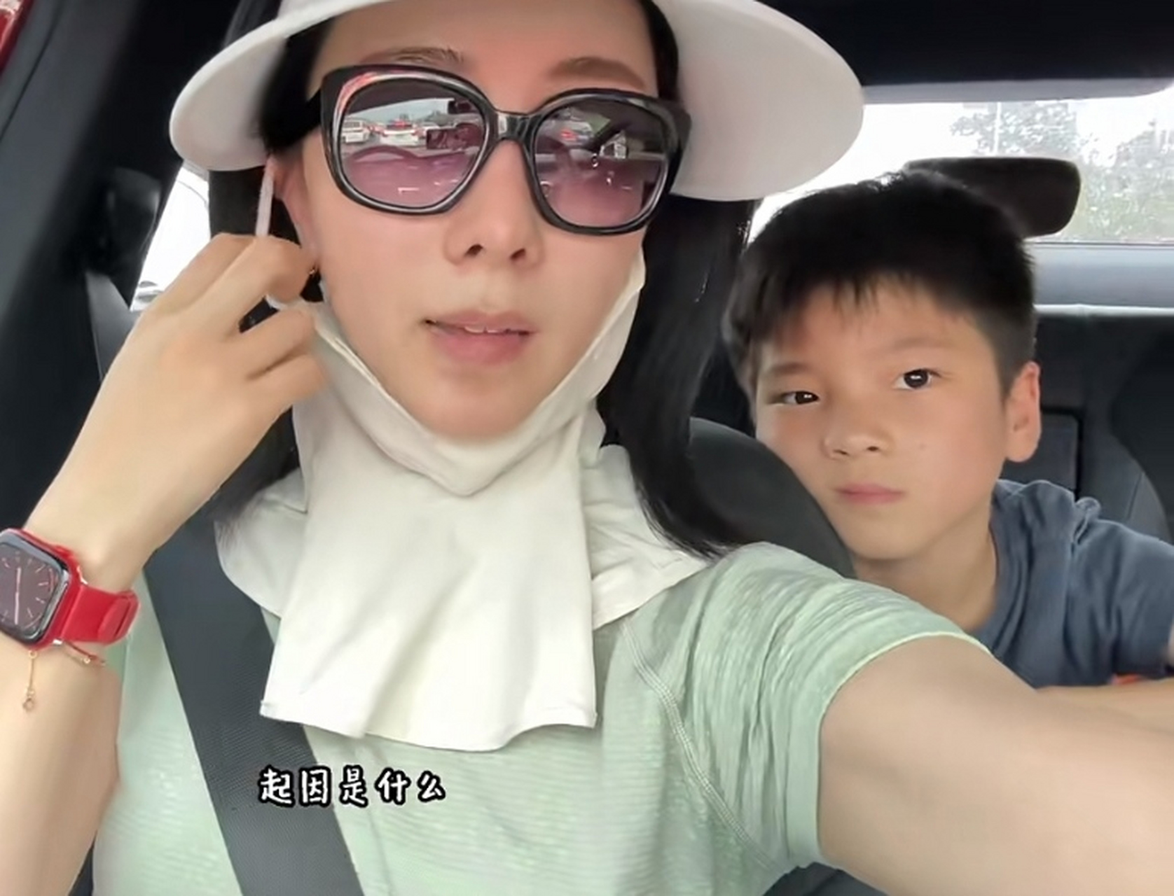 李思思开车送儿子去上课,元宝探着脑袋看镜头调皮又可爱,小家伙长得像