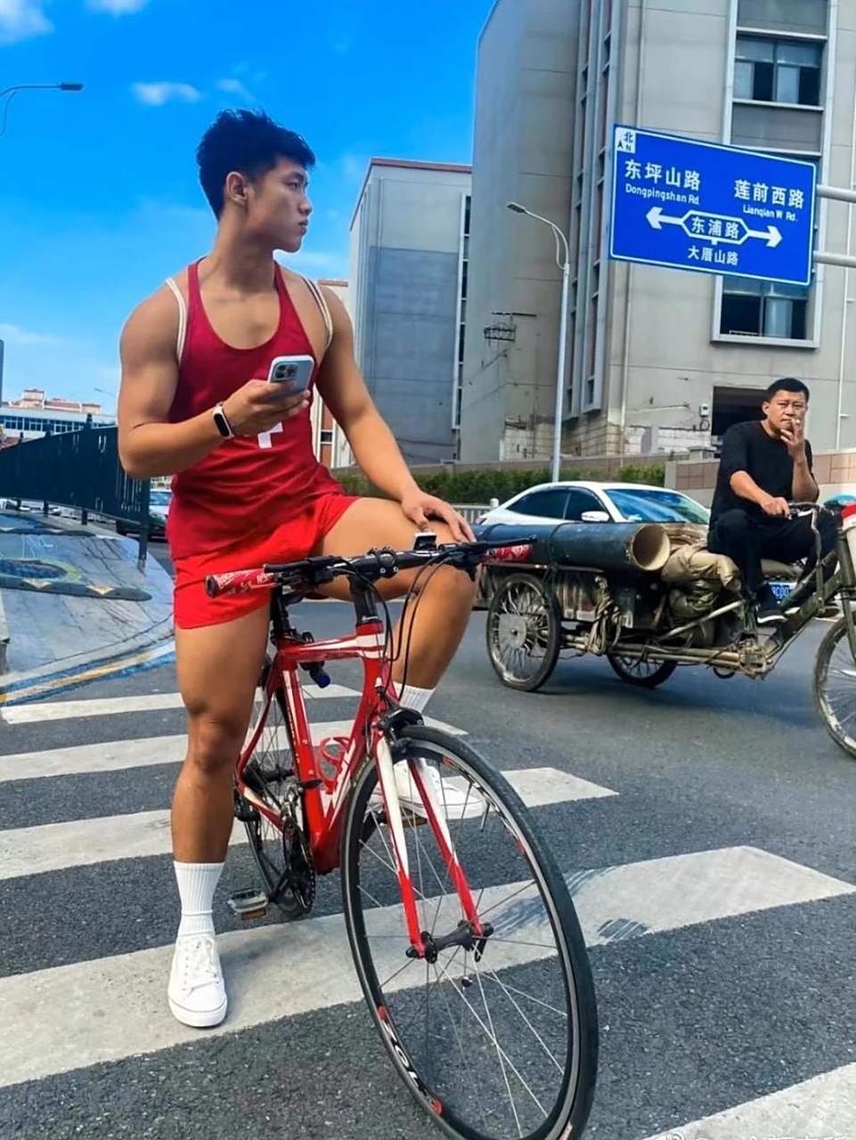 跨国骑自行车旅游的小伙子(跨国骑自行车旅游的小伙子叫什么)