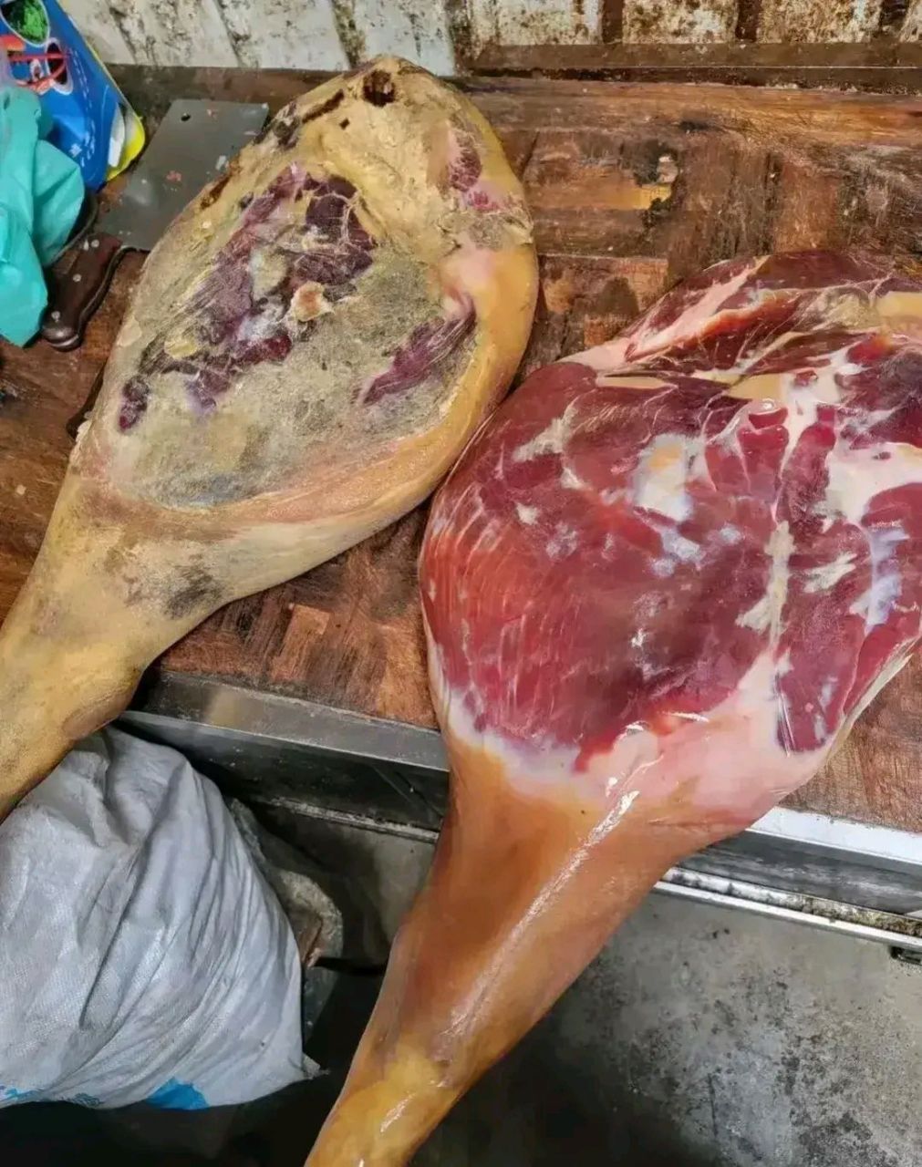 朋友从外地给我邮寄的琵琶腊猪腿.因为我让他帮忙购买的,说货到付款.