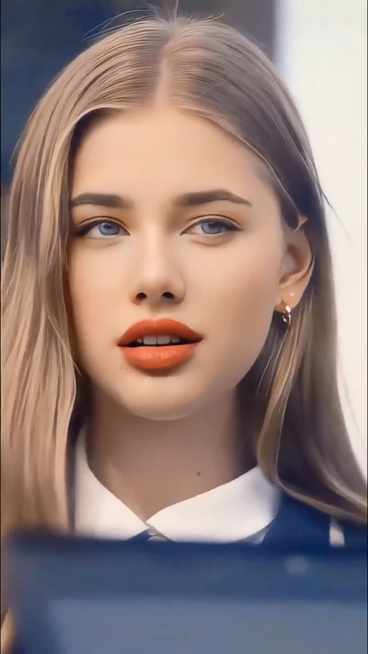 长长的眉毛,双眼皮下是一双美丽的蓝色大眼睛,鼻子十分笔挺秀美