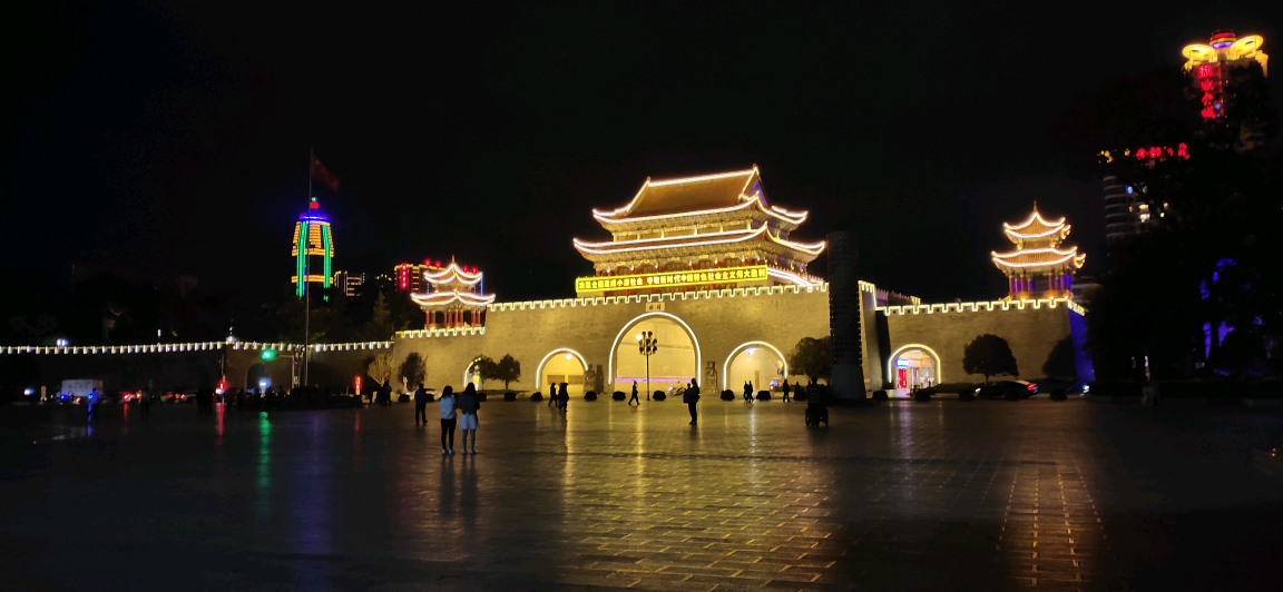 曲靖的南城门广场,一大晚上就非常热闹,而且城门也最好看