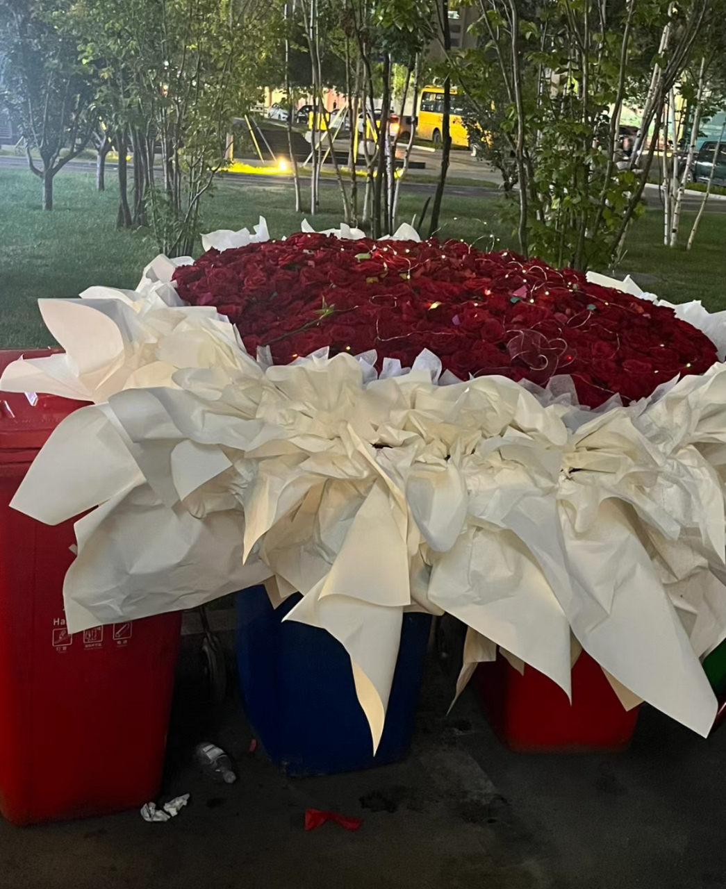 网友:这座城市又多了一个伤心的人,出去散步的时候