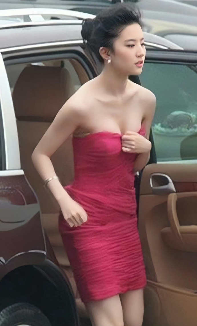 刘亦菲,桃红色抹胸裙的水灵纯美透着性感,展现了无可比拟的魅力