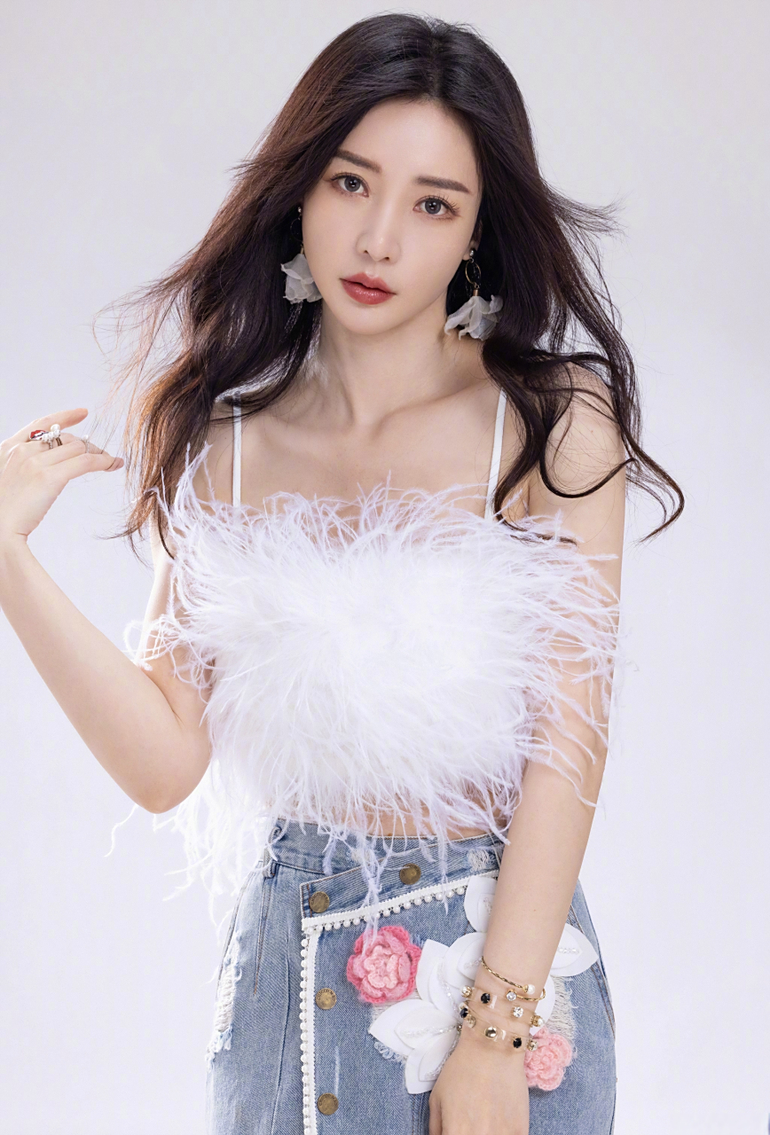 柳岩这身穿搭真的很惊艳,时尚靓丽,性感妩媚,举手投足间尽显风情,真的